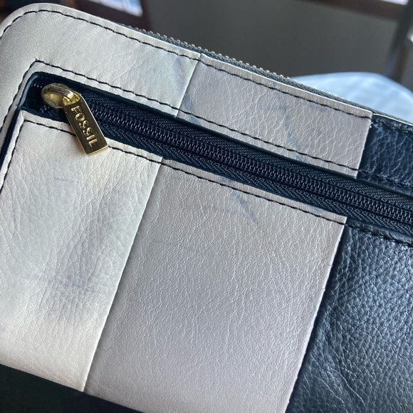 Fossil Wristlet. Tri colored. Black. Cream. Grey. Zipper - Picture 6 of 6